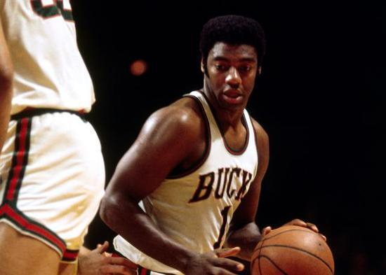 我因你而更 我因你而更